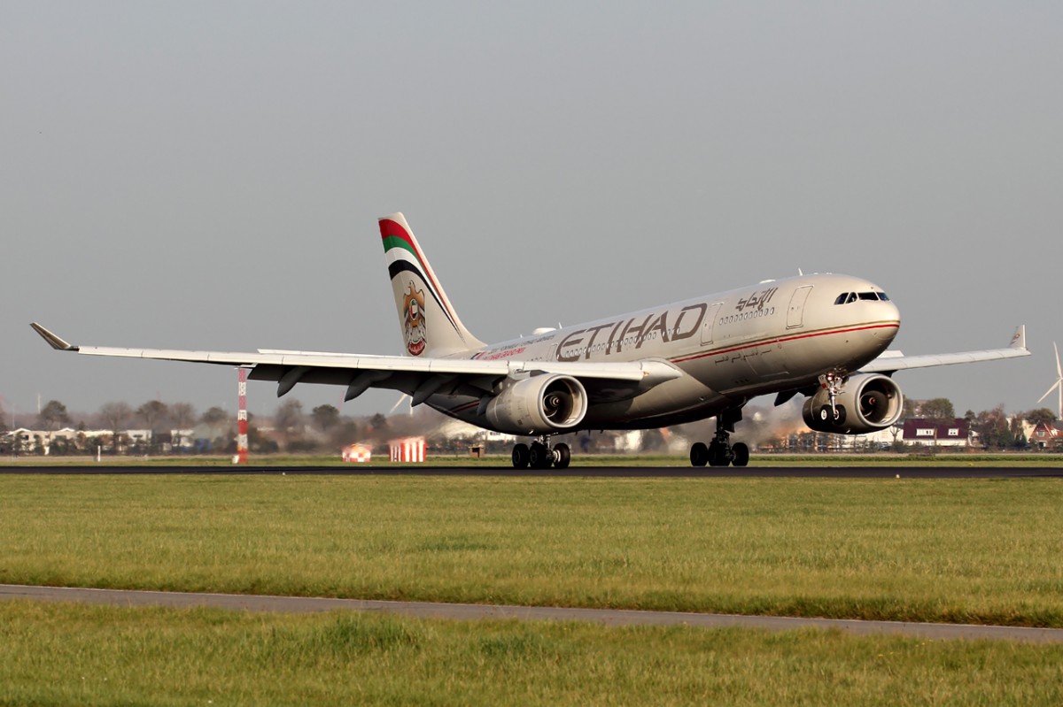 Etihad A6-EYP bei der Landung in Amsterdam 1.11.2014