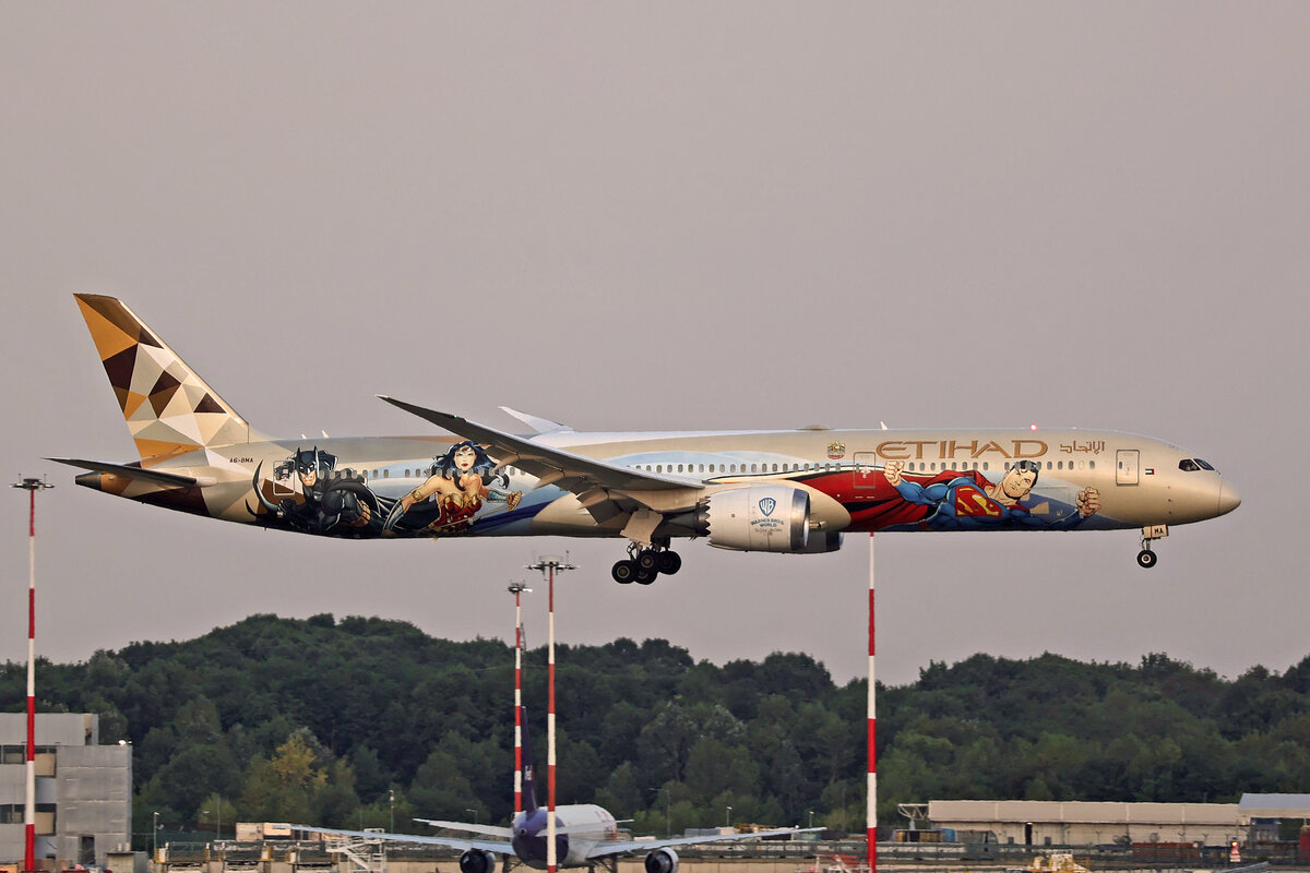 Etihad Airways, A6-BMA, Boeing B787-10, msn: 60755/743,  Warner Bros. World Abu Dhabi , 10.Juli 2026, MXP Milano Malpensa, Italy.