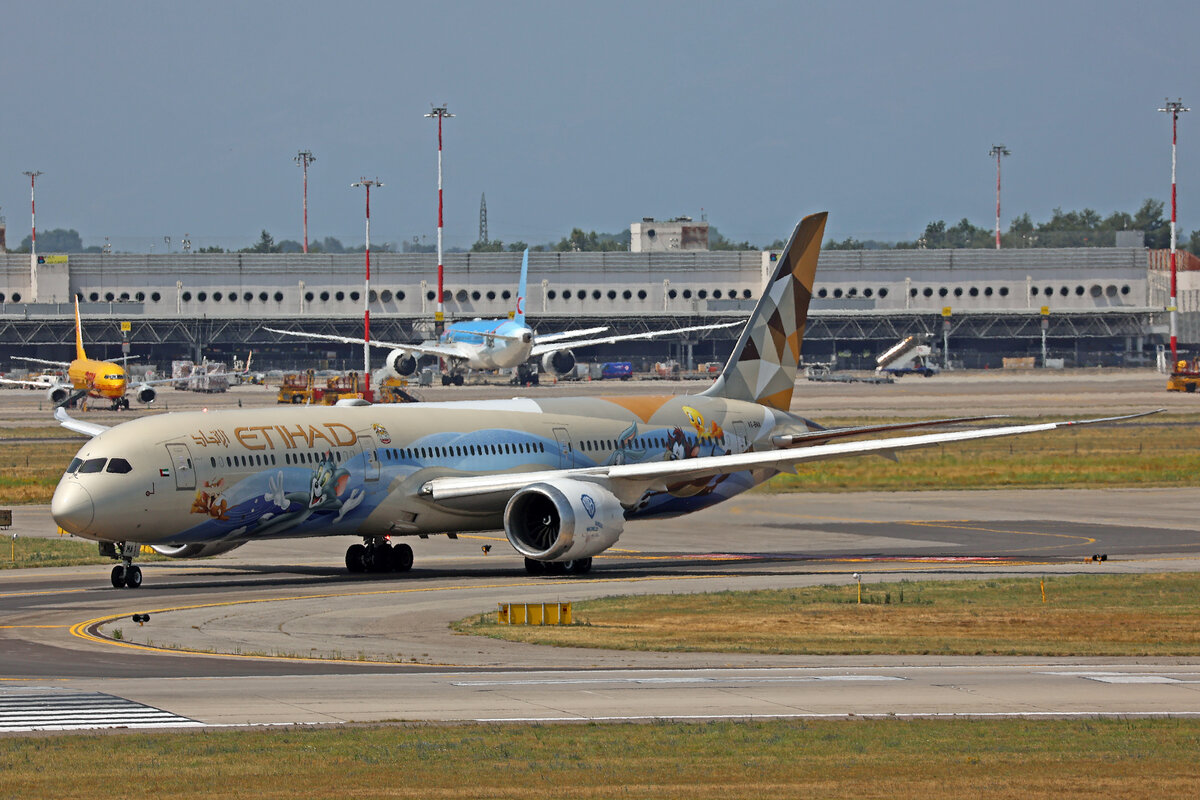 Etihad Airways, A6-BMA, Boeing B787-10, msn: 60755/743,  Warner Bros. World Abu Dhabi , 10.Juli 2026, MXP Milano Malpensa, Italy.
