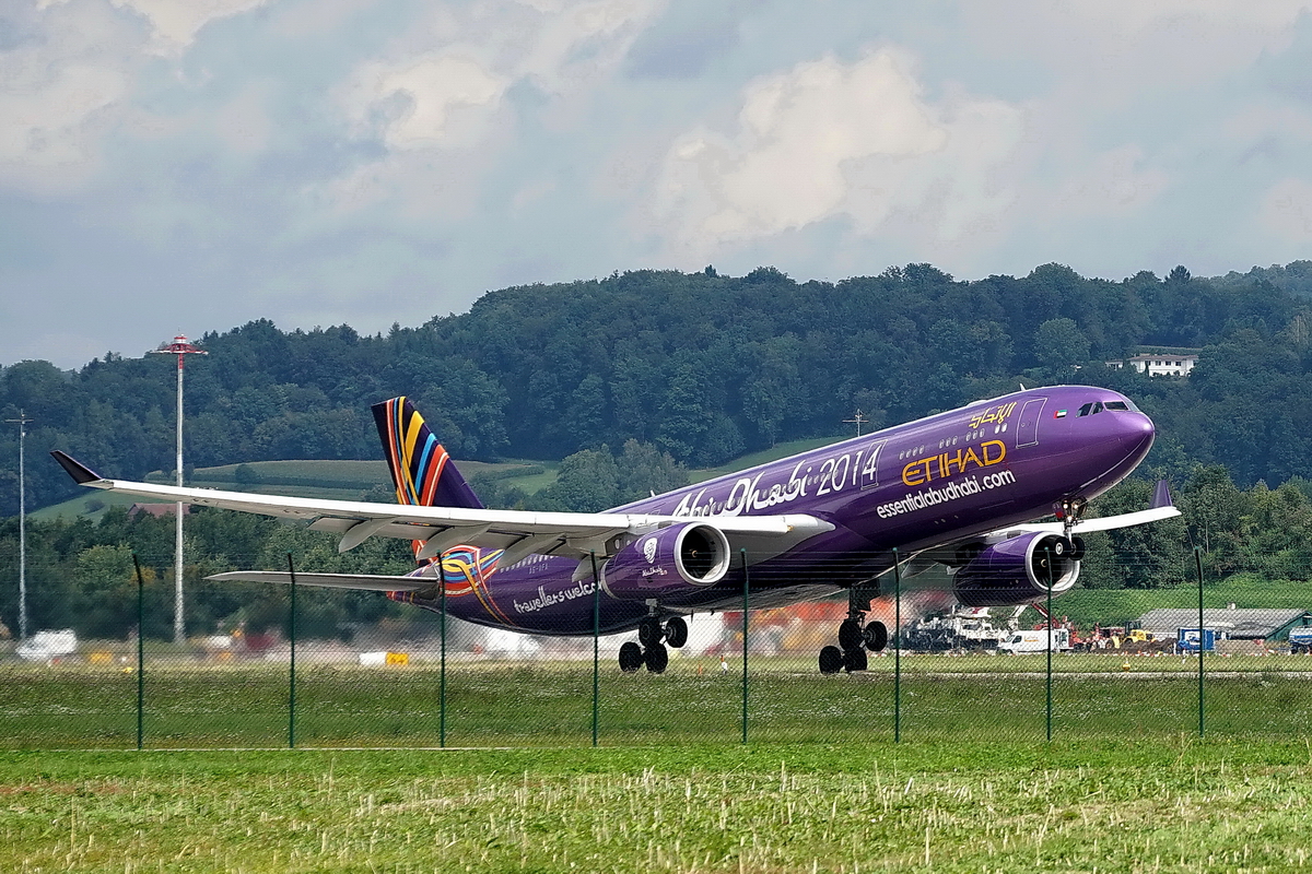 Etihad Airways, Airbus A330-343, A6-AFA. Seit Anfang Juni 2014 kommt dieses lila Schmuckstück in unregelmässigen Abständen nach Zürich. 19.8.2014