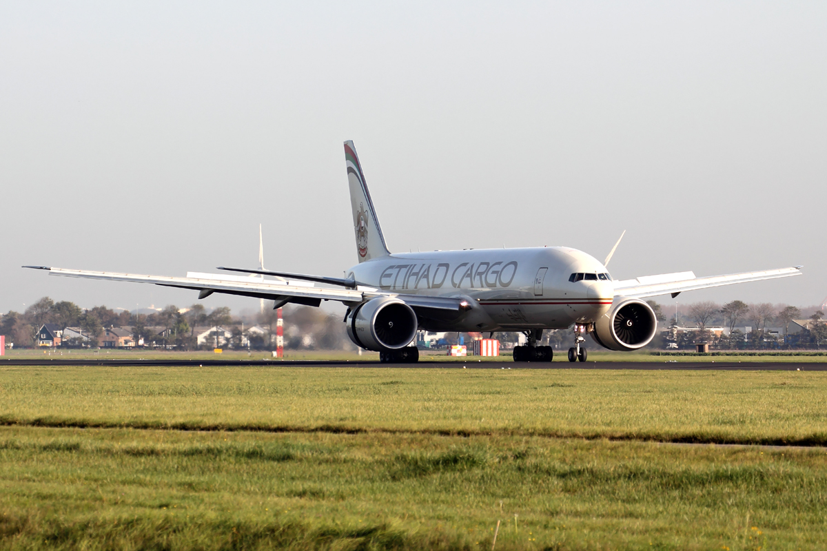 Etihad Cargo A6-DDA nach der Landung in Amsterdam 1.11.2014
