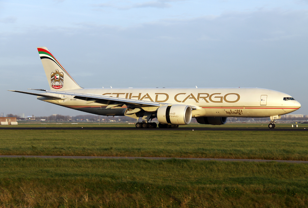 Etihad Cargo B777-200F A6-ODC bei der Landung auf 18R in AMS / EHAM / Amsterdam am 11.11.2014
