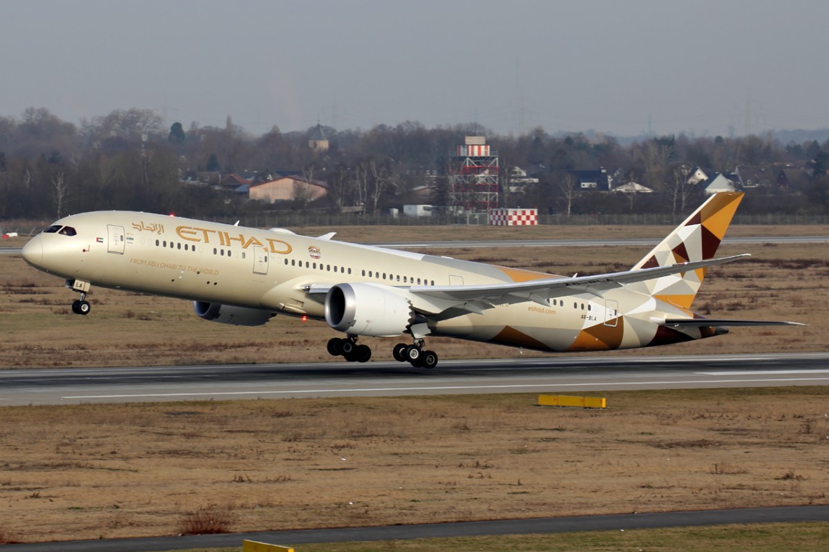 Etihad erster 787-9 Dreamliner A6-BLA beim Start in Düsseldorf 14.2.2015
