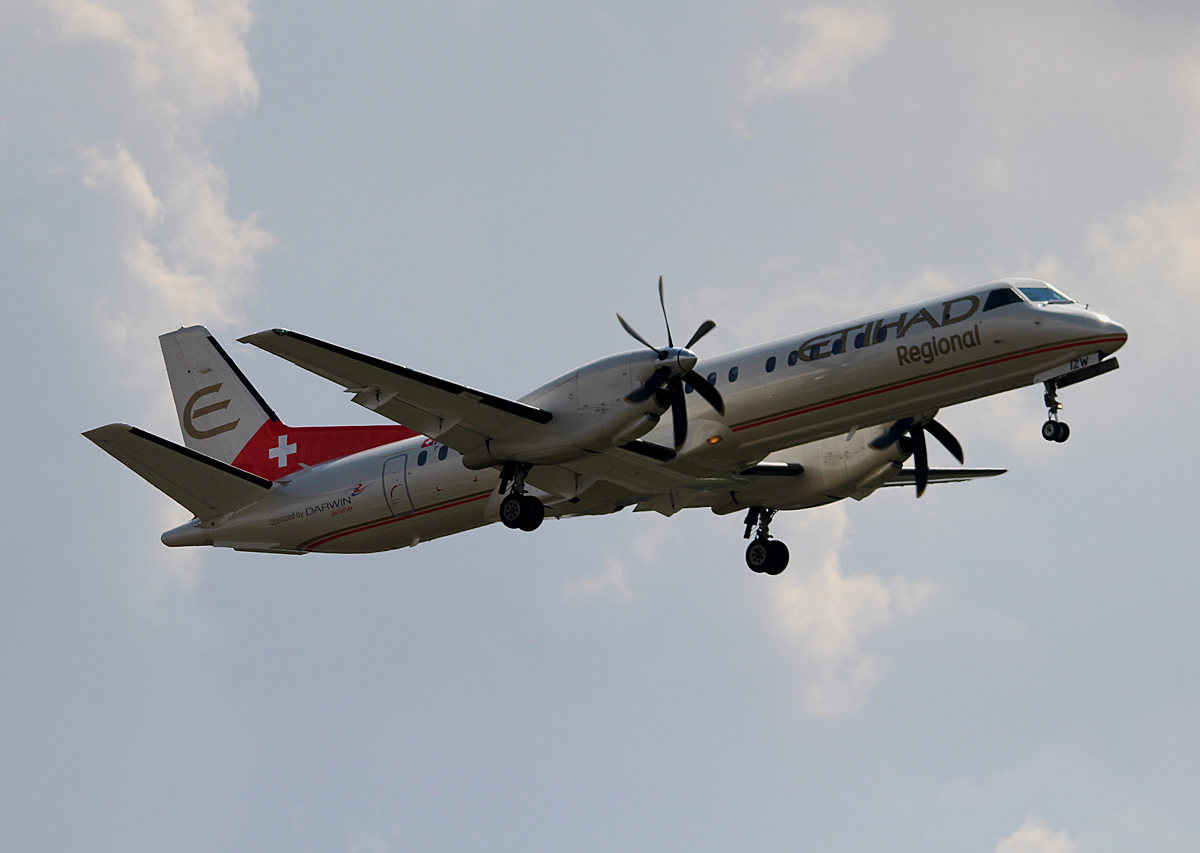 Etihad Regional HB-IZW bei der Landung in Berlin-Tegel am 01.05.2015