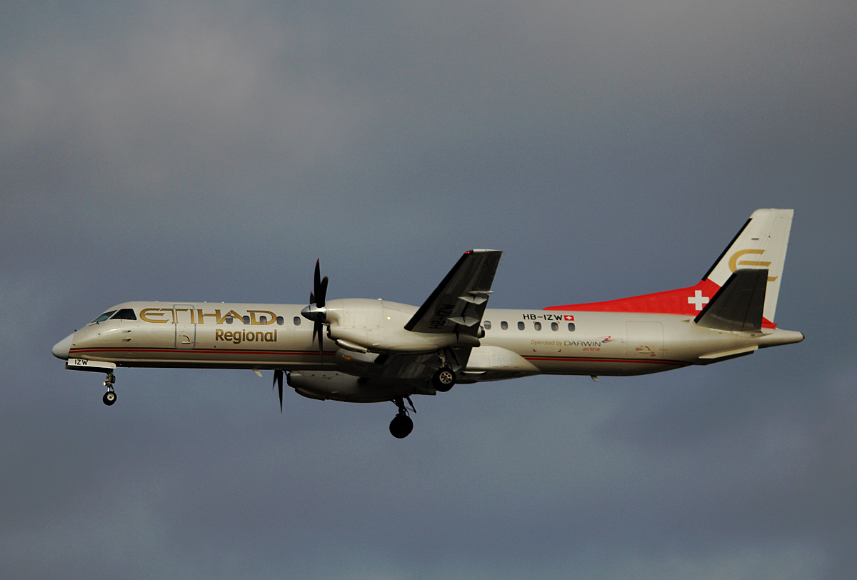 Etihad Regional Saab 2000 HB-IZW bei der Landung in Berlin-Tegel am 06.12.2015