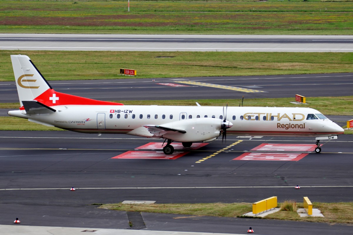 Etihad Regional(Darwin Airline) HB-IZW rollt zum Start am Flughafen Düsseldorf 5.7.2014