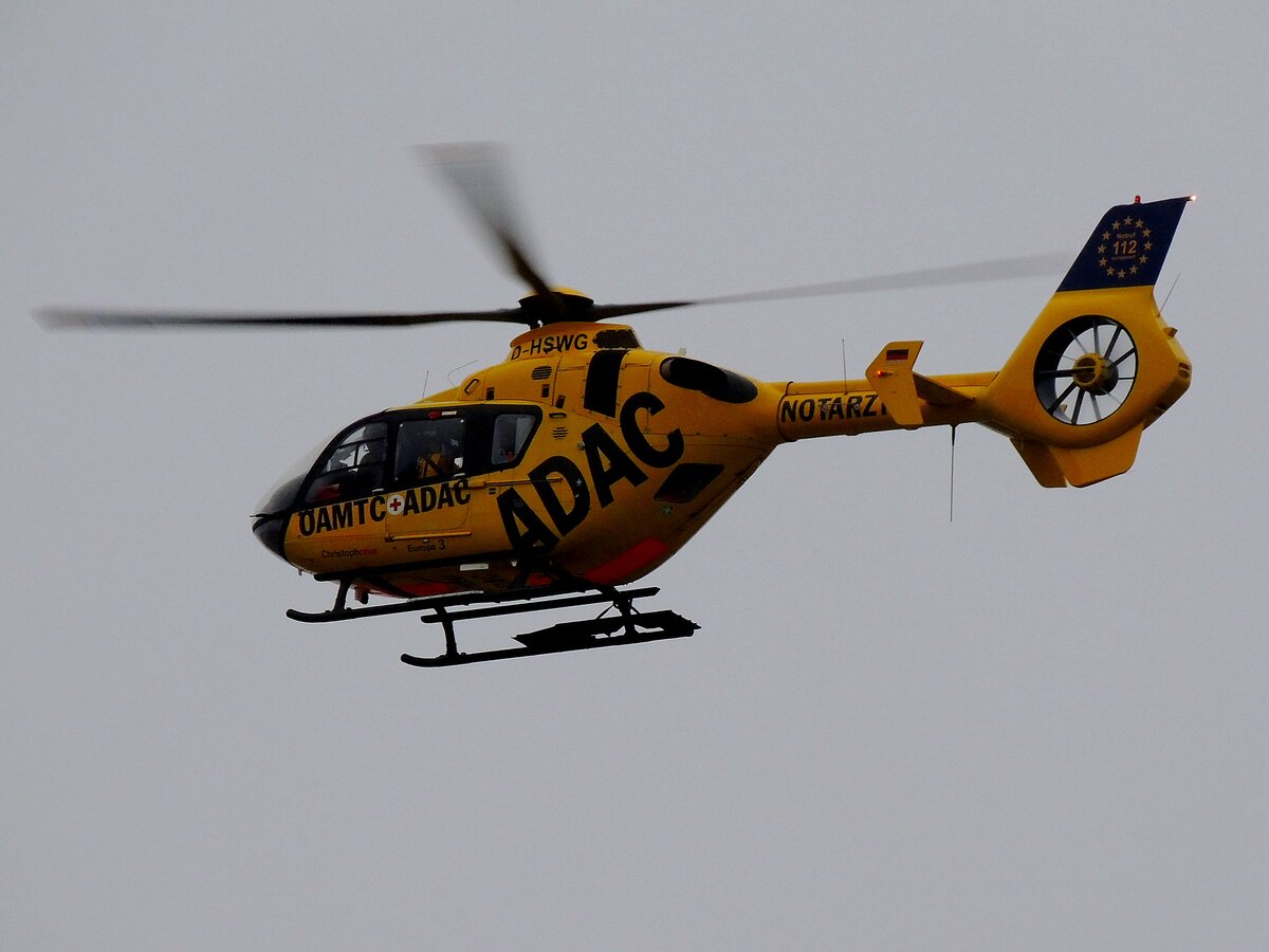 Eurocopter EC 135 P2, Kennung:D-HSWG, im Einsatz für ADAC-ÖAMTC, hebt bei Regenwetter vom Krankhaus Ried ab; 220105