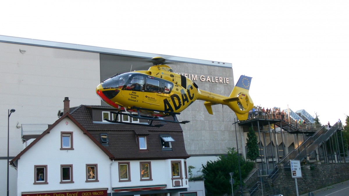 Eurocopter EC-135P-2+ D-HLCK als Christoph 5 hebt nach einen Einsatz in Weinheim am 01.08.2013.