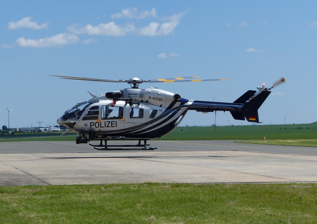 Eurocopter EC-145, D-HTHD, Polizei Thüringen bei der Landung auf der Tankplatte auf dem Flugplatz Gera (EDAJ) am 30.5.2019