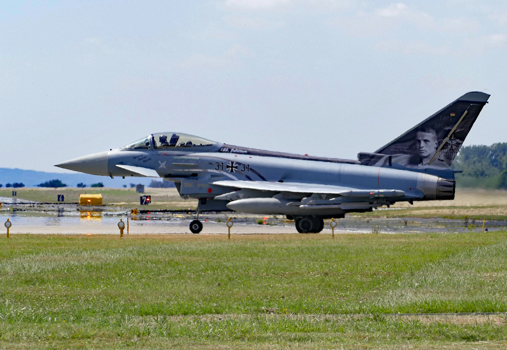 Eurofighter 31+31 rollt zum Startpunkt RWY 25 in ETNN - 05.07.2017