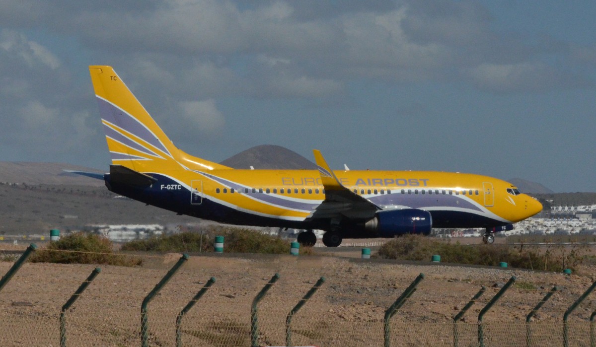 Europe Airpost Boeing 737-73V F-GZTC rollt zum Start in Arrecife am 17.12.13.