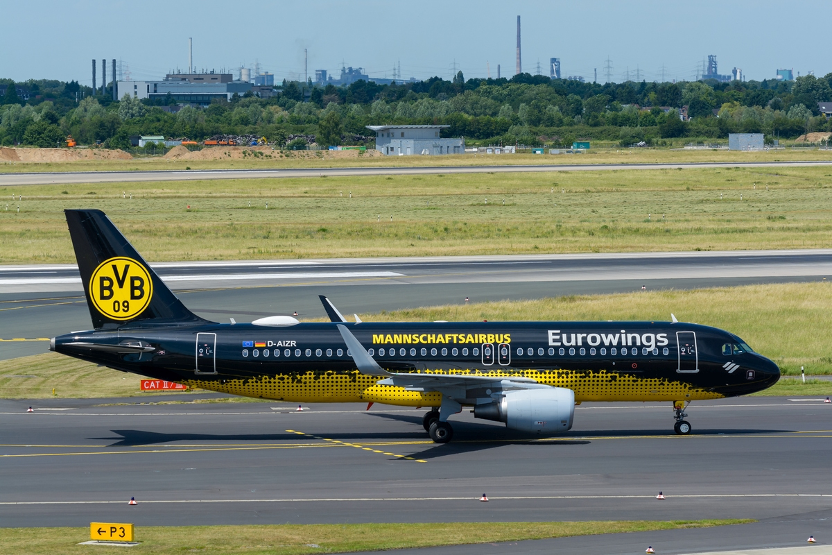 Eurowings Airbus A320-200SL D-AIZR  Borussia Dortmund Mannschaftsairbus cs  am 11.06.2017 in Düsseldorf.