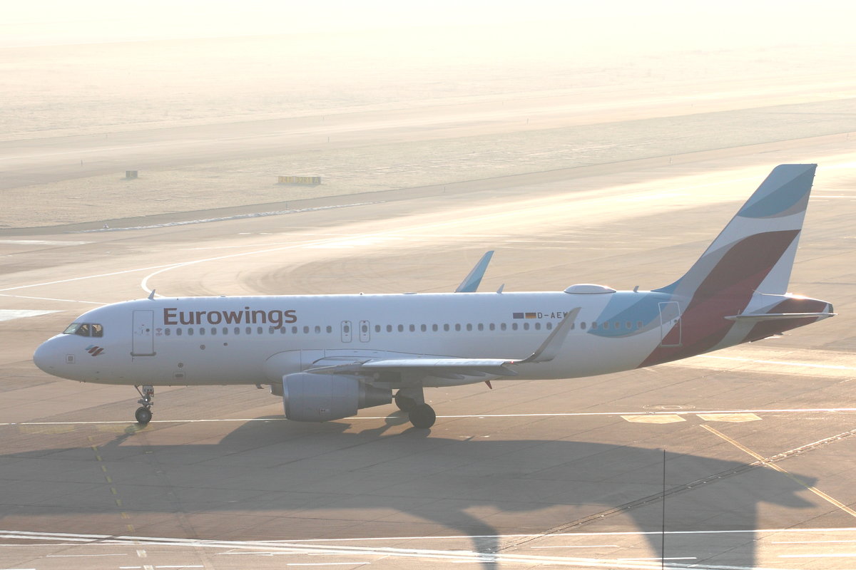 Eurowings, Airbus A320-214, D-AEWW. Köln-Bonn (CGN/EDDK) am 20.02.2018 rollt zum Start nach Hamburg (HAM).