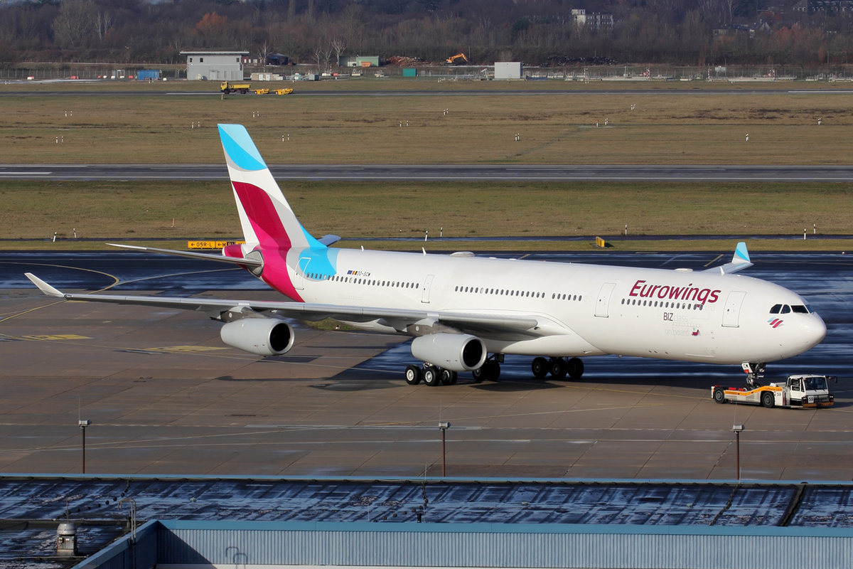 Eurowings Airbus A340-313X OO-SCW wird zu seiner Abstellposition in Düsseldorf geschleppt 1.2.2019