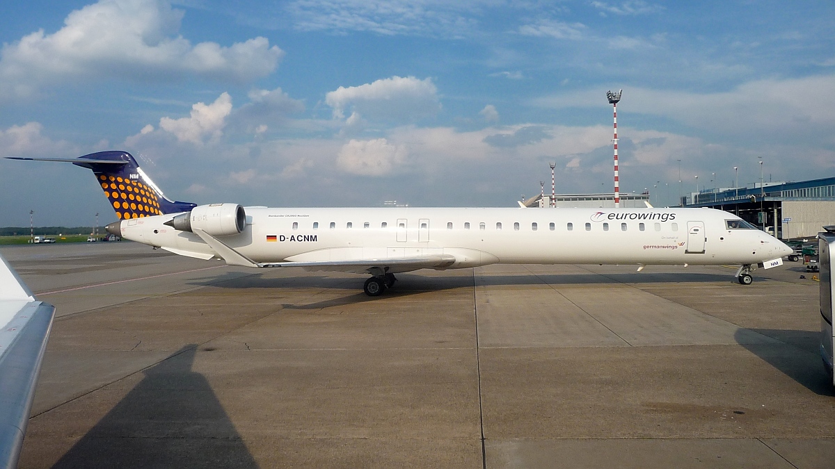 Eurowings D-ACNM Canadair Regional Jet CRJ-900LR auf dem Vorfeld Ost in Düsseldorf, 19.9.2014