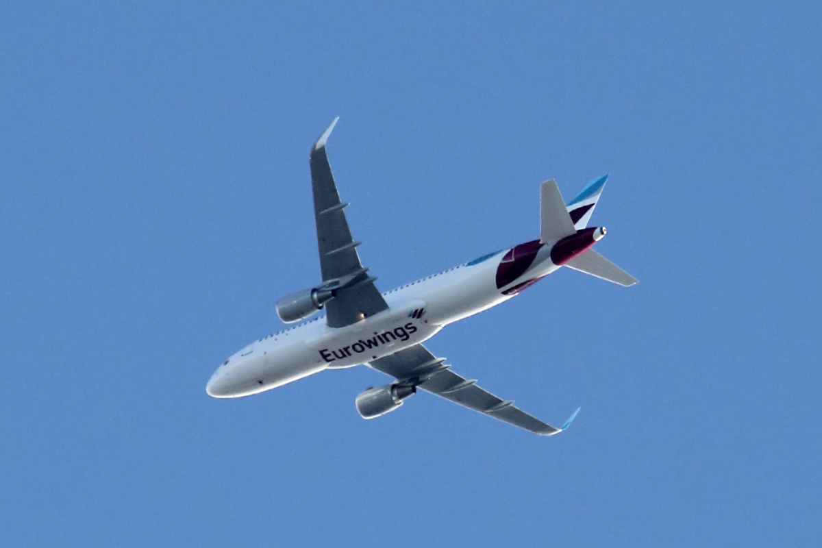 Eurowings D-AEWC überfliegt Recklinghausen im Anflug auf Düsseldorf 15.4.2016