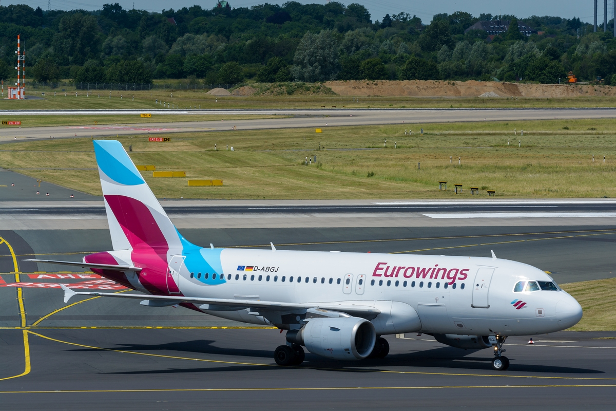 Eurowings (operated by Air Berlin) Airbus A319-112 D-ABGJ am 11.06.2017 in Düsseldorf.