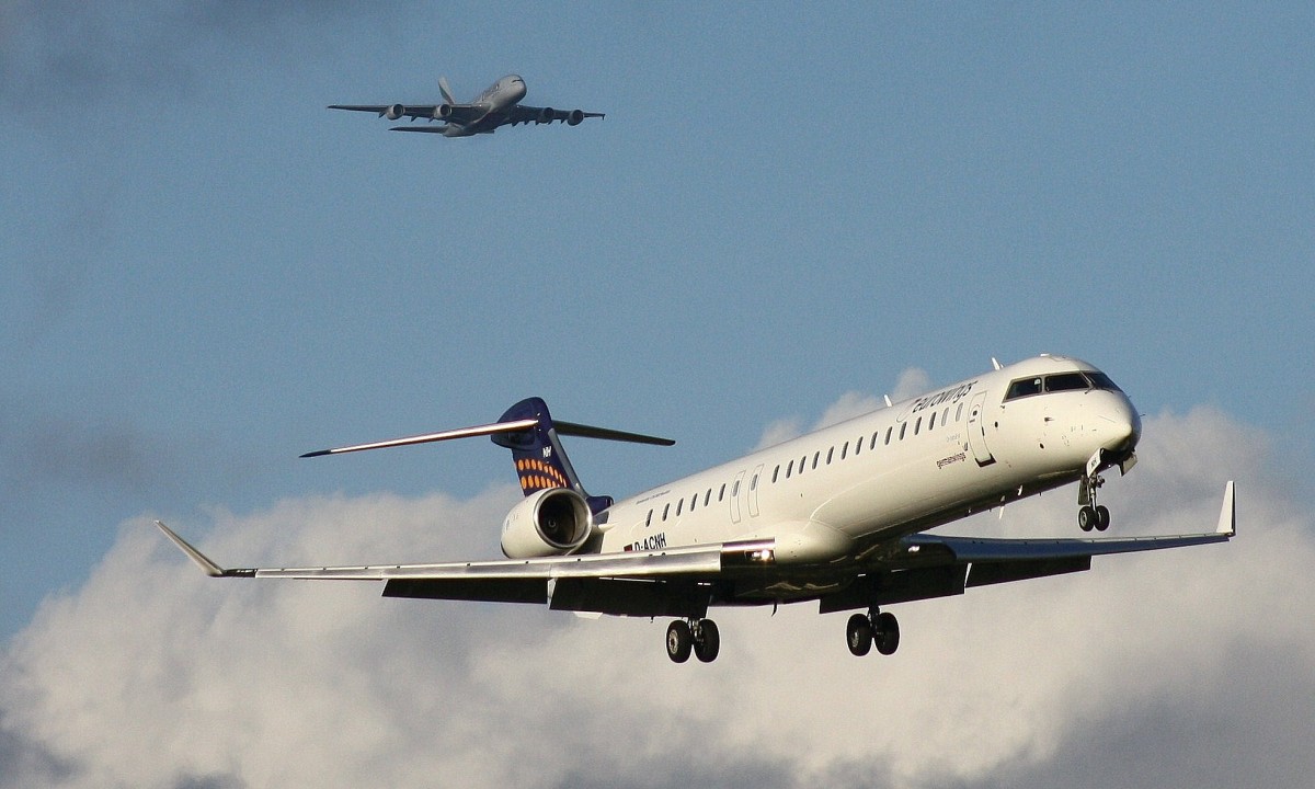 Eurowings,D-ACNH,(c/n 15247),Canadair Regional Jet CRJ-900LR,13.05.2014,HAM-EDDH,Hamburg,Germany(Hinten:Emirates,A6-EEV,(c/n 0150),A380-861)