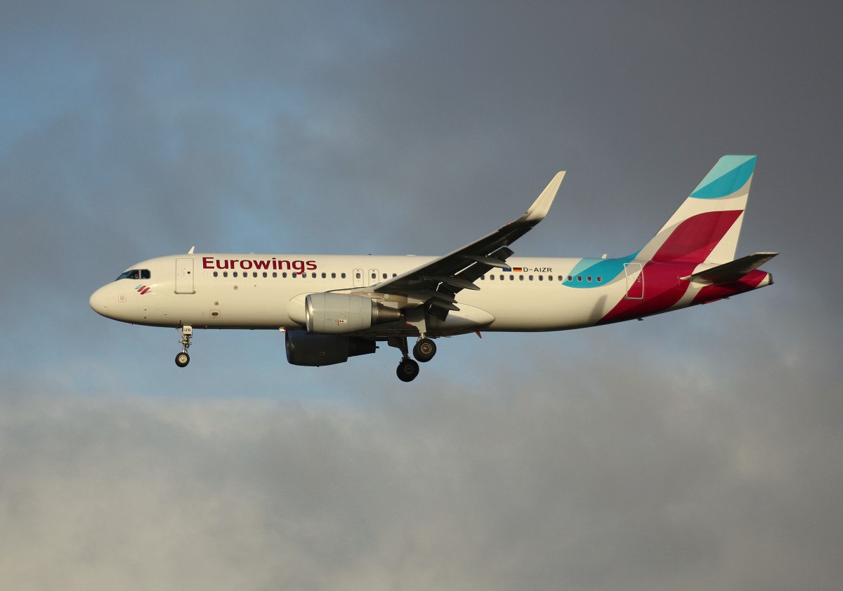 Eurowings,D-AIZR,(C/N 5525),Airbus A 2320-214(SL), 12.12.2015,HAM-EDDH, Hamburg, Germany 