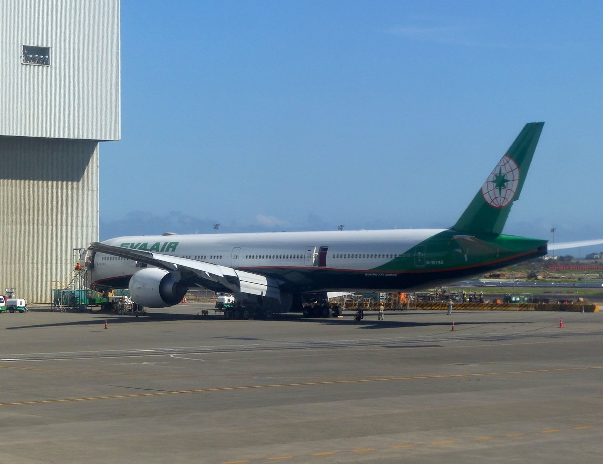 EVA-Air, Boeing 777-35E (ER), B-16740 am Wartungsdock in Taoyuan Taipei (TPE) am 12.9.2019