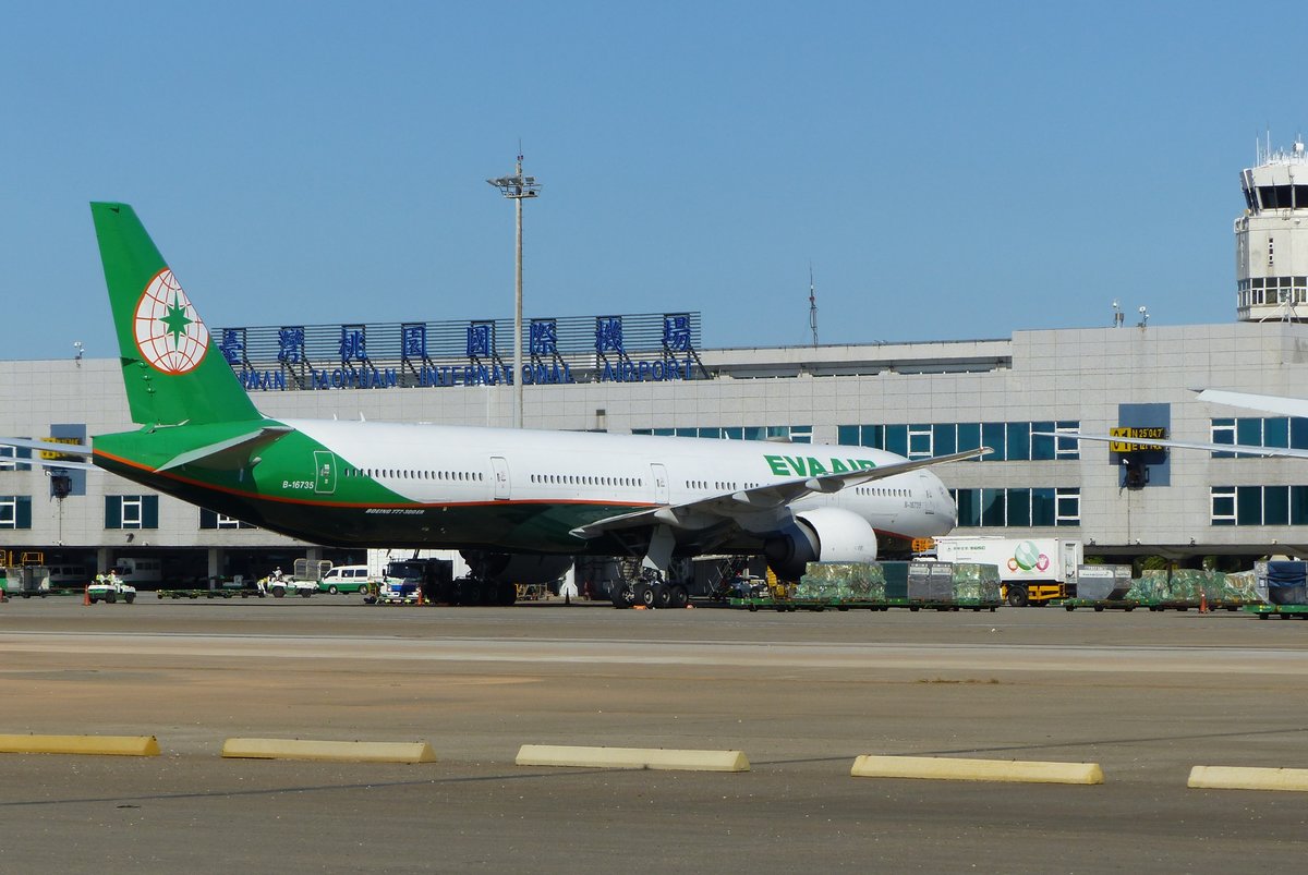 EVA Air, Boeing 777-3AL (ER), B-16735 am Gate in Taoyuan Taipei (TPE) am 12.9.2019