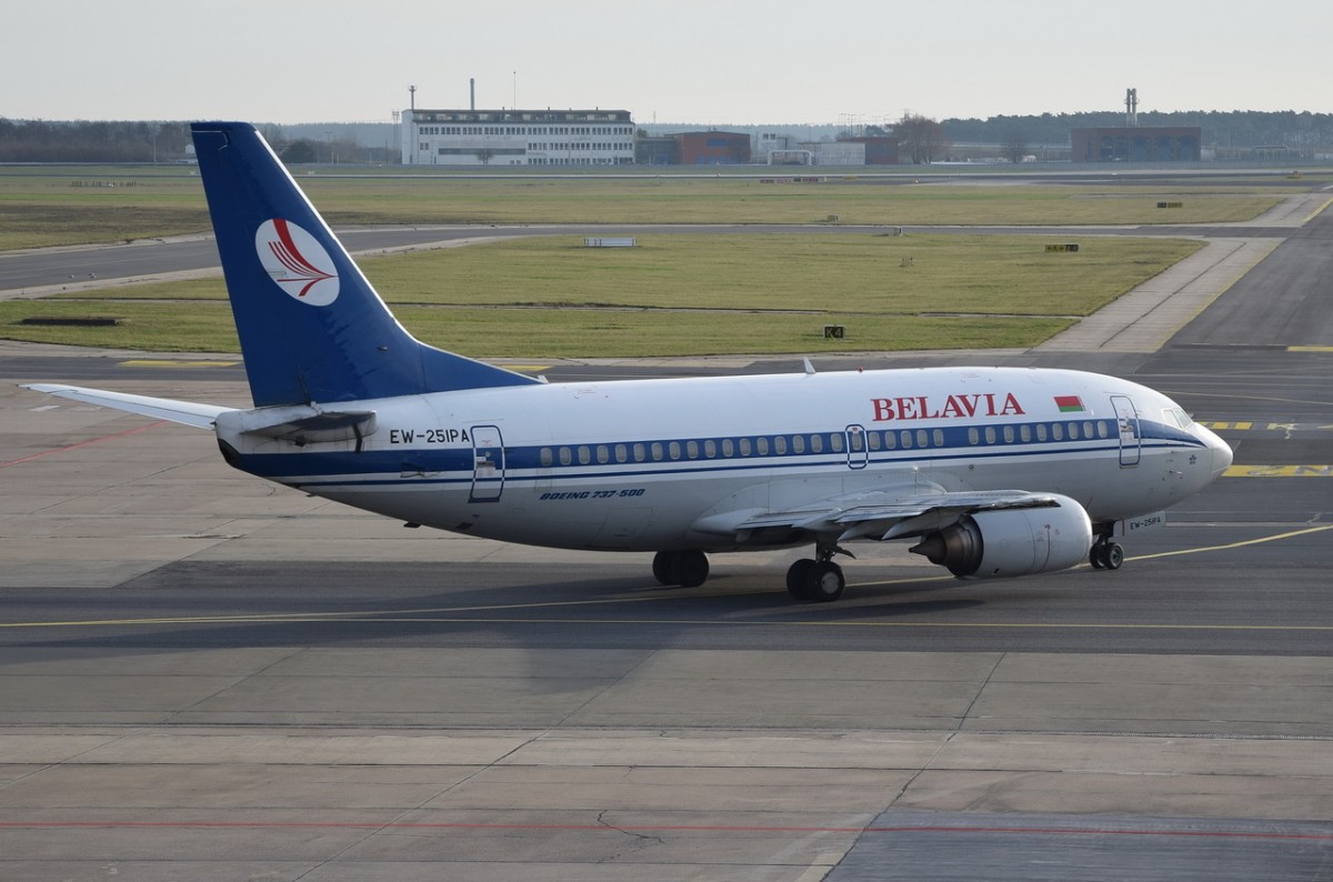 EW-251PA Belavia Boeing 737-5Q8   zum Start in Schönefeld am 27.12.2015