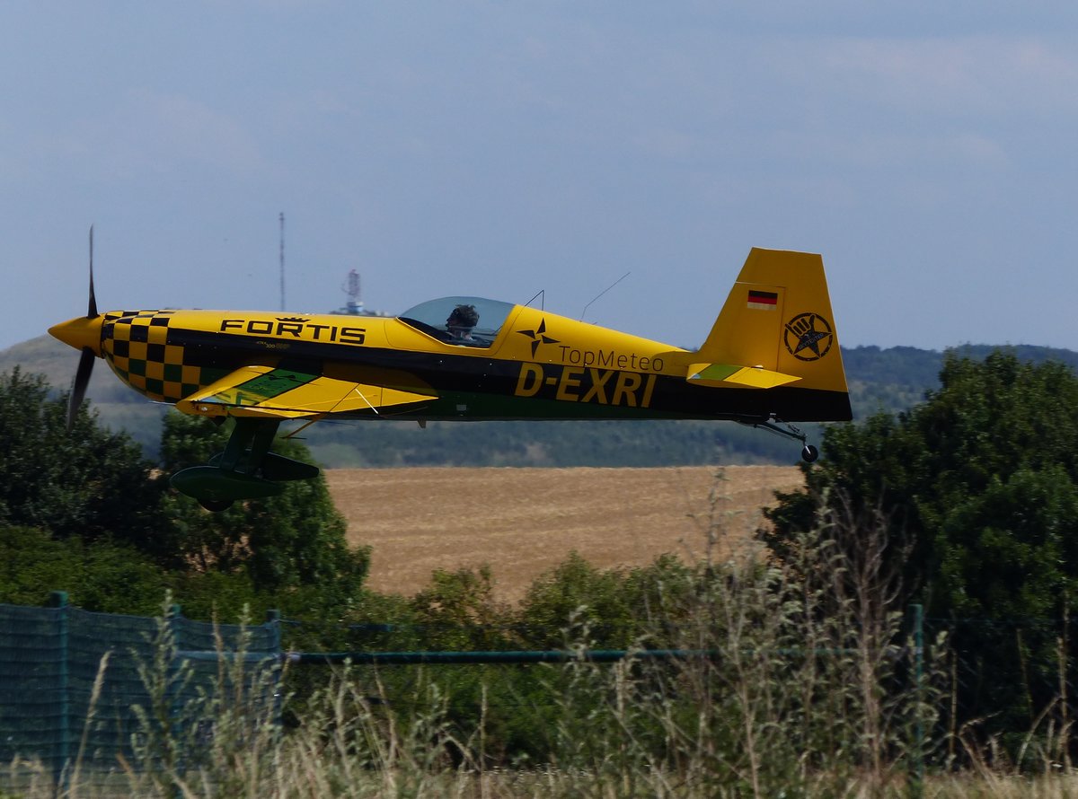 Extra 330 SHP, D-EXRI vor der Landung in Gera (EDAJ) im Rahmen der Deutschen Meisterschaft im  im Motorkunstflug am 20.7.2020.
