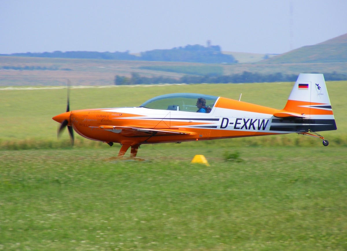 Extra 330LX, D-EXKW, beim Start in Gera (EDAJ) am 2.7.2015