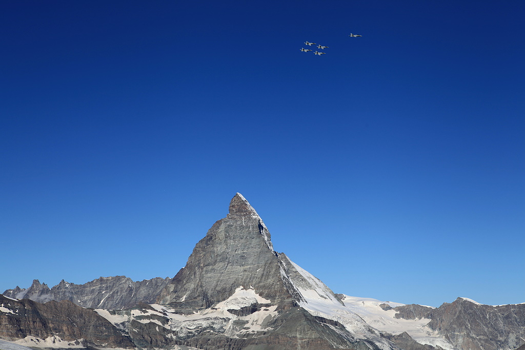 F-18 Hornet der Schweizer Luftwaffe, Maschinen J-5005, J-5008, J-5012 und J-5023 drehten am 04.09.2013 einige Runden um den Aussichtspunkt am Gornergrath.