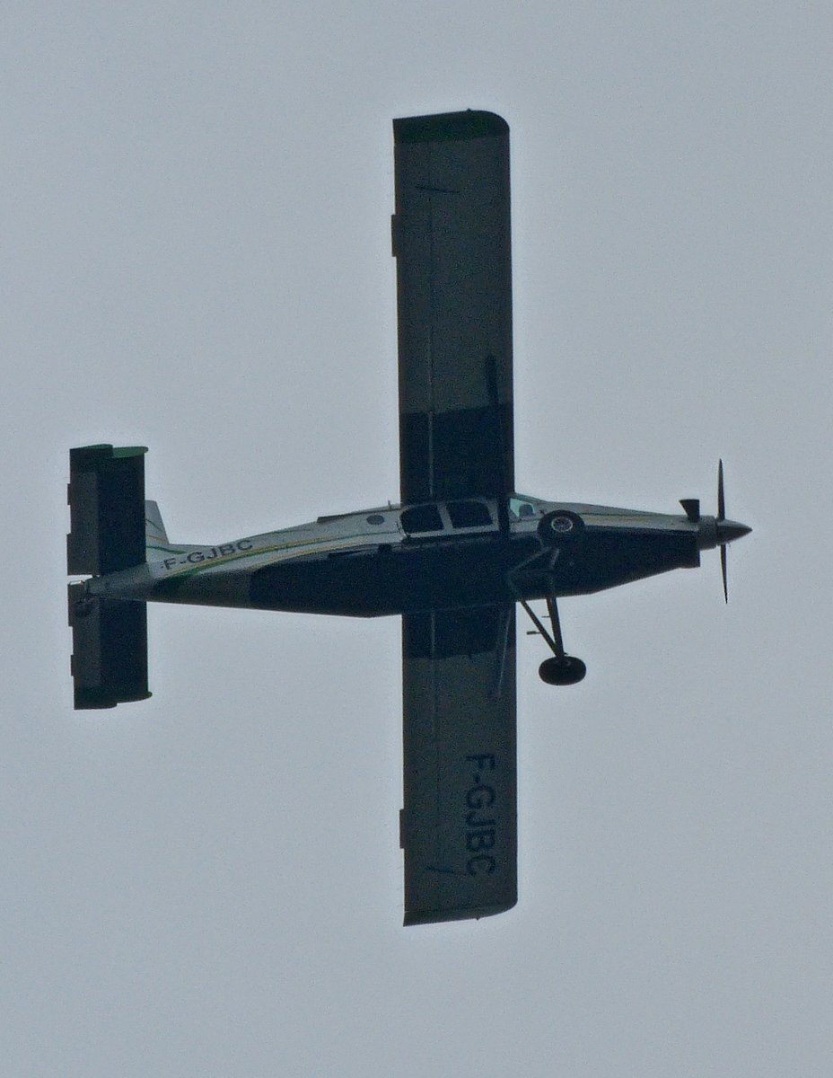 F-GJBC, Pilatus PC6/B2-H2 Turbo-Porter, dreht eine Runde über Wiltz, 18.04.2021