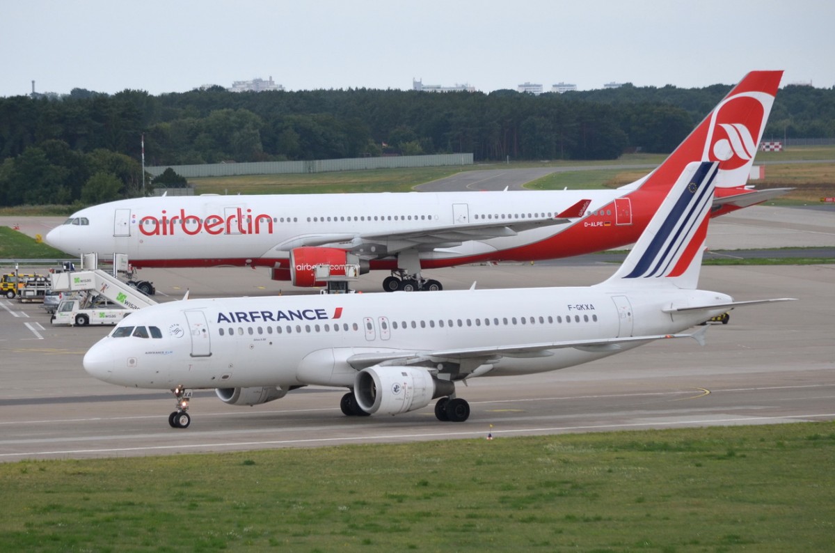 F-GKXA Air France Airbus A320-211   am 28.07.2015 in Tegel zum Gate
