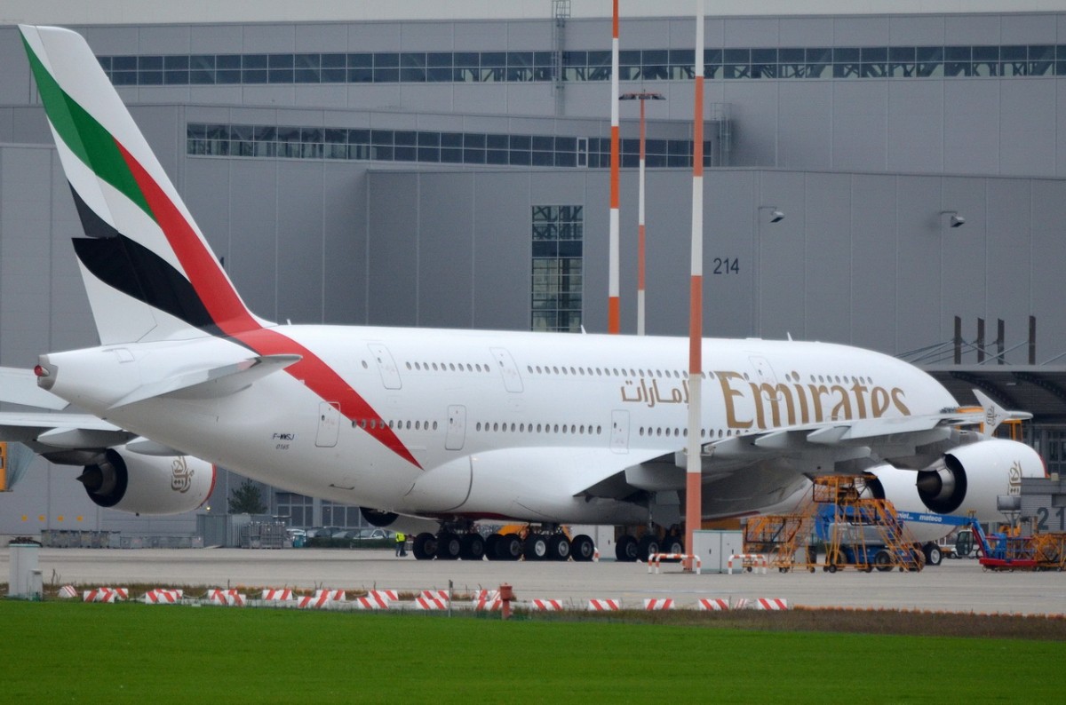 F-WWSJ Emirates Airbus A380-861   A6-EOC (0165)  in Finkenwerder am 24.10.2014 gesehen