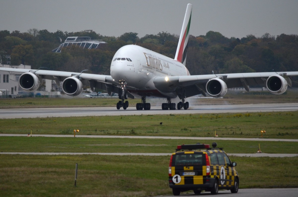F-WWSO Emirates  Airbus A380-861   A6-EOB   (0164)  bei der Landung in Finkenwerder am 24.10.2014