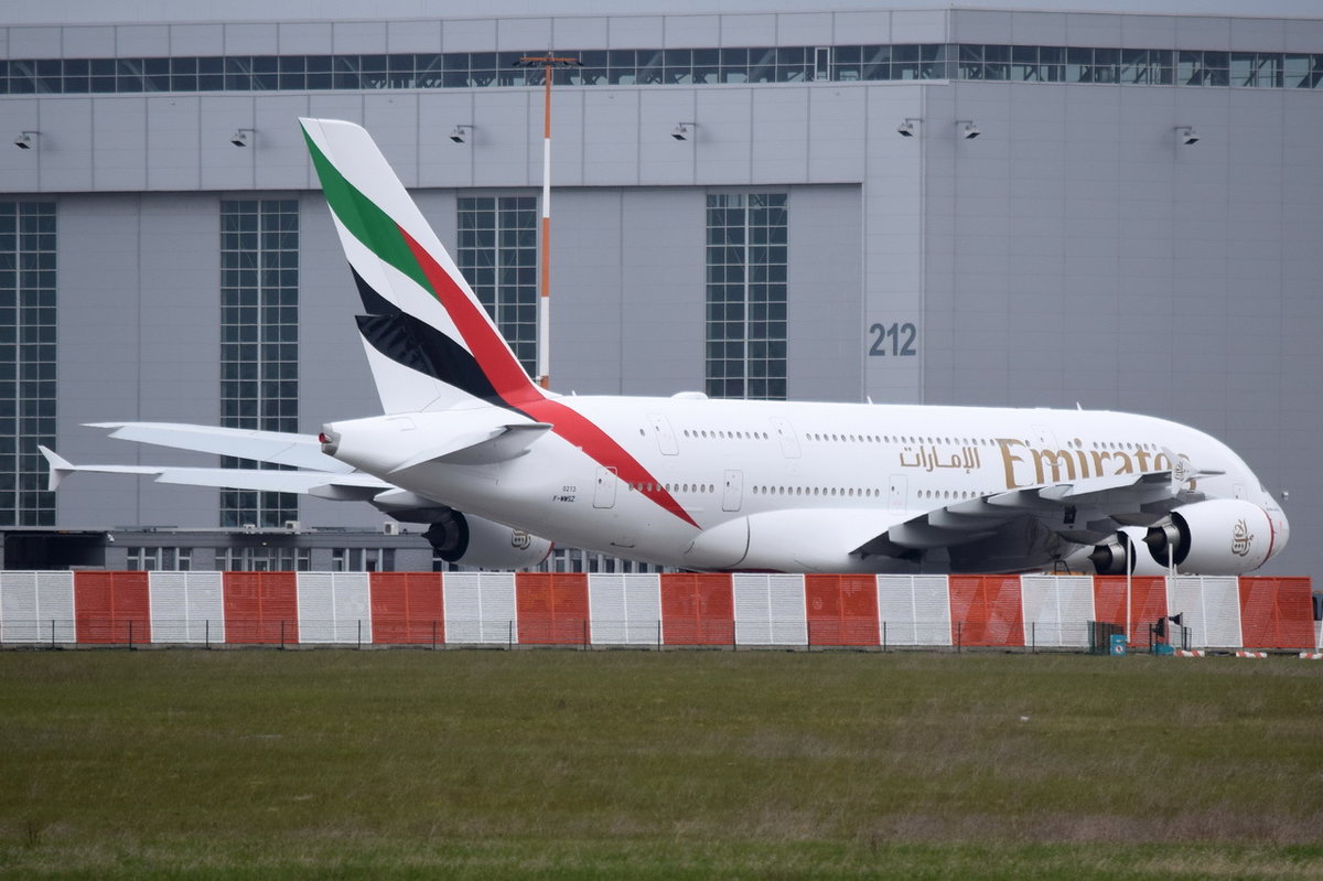F-WWSZ  Emirates Airbus A380-861  A6-EUB  0213   in Finkenwerder am 26.04.2016
