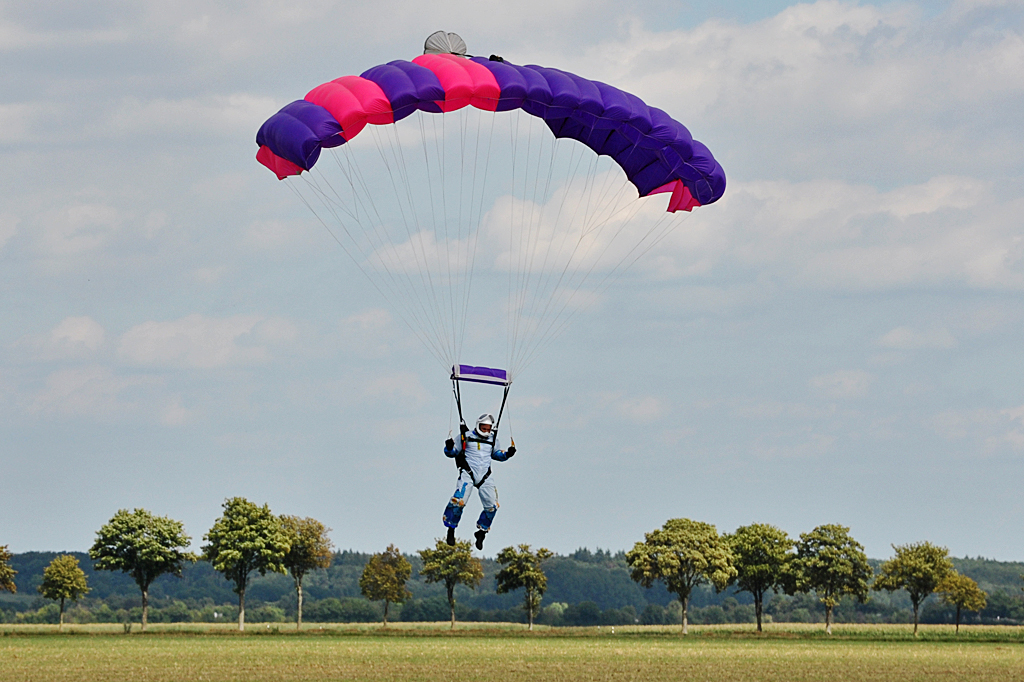 Fallschirmspringer kurz vor der Landung in Mggenhausen - 11.08.2013