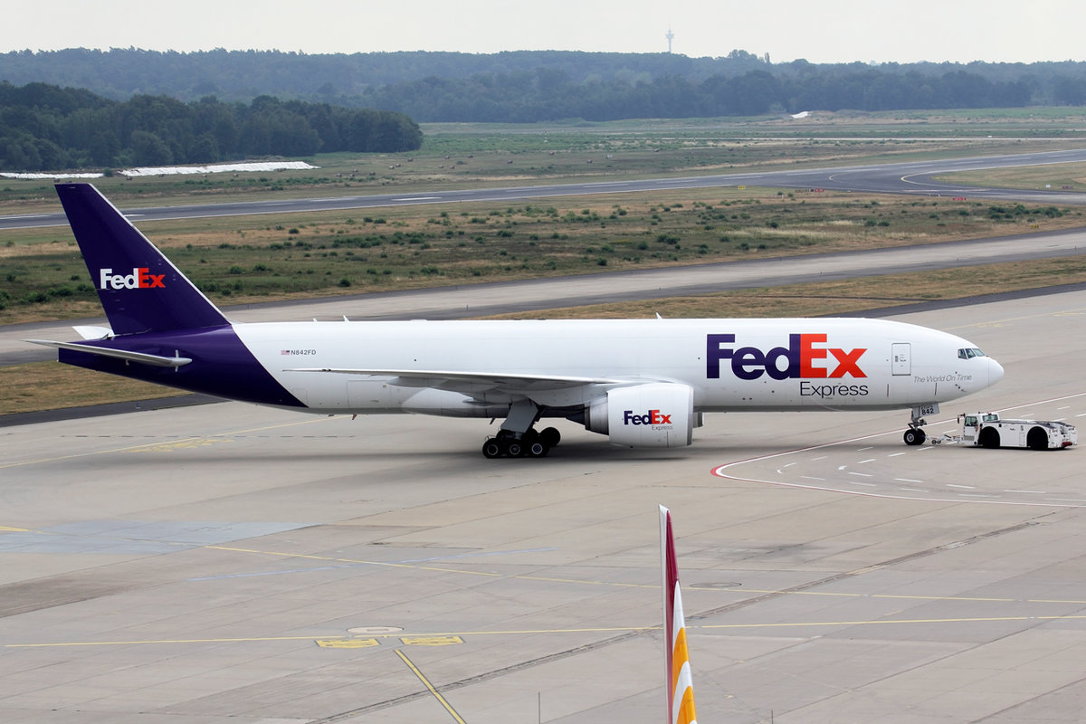 FedEx Boeing 777-FHT N842FD beim Push back in Köln 21.7.2019
