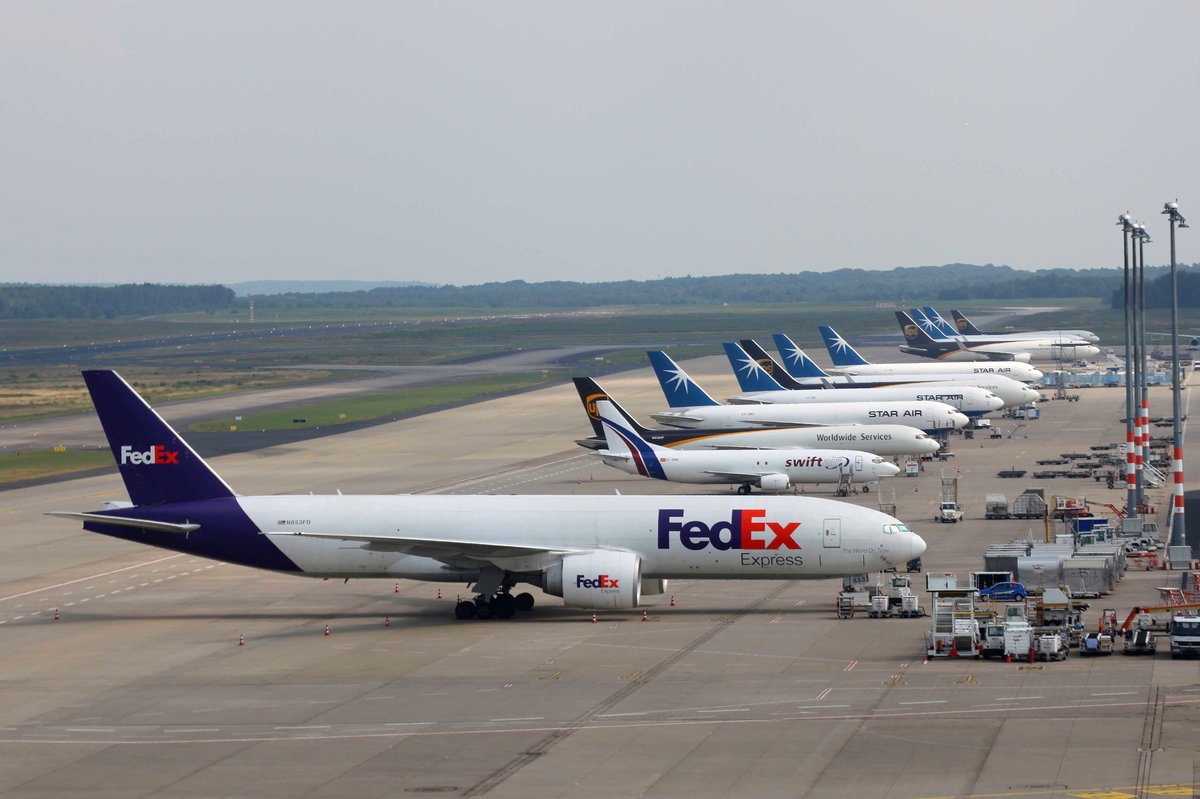 FedEx, N853FD, Boeing 777-FS2, CGN/EDDK, Köln-Bonn. Dahinter Swift Air EC-MIE, B737-4YO(SF). 24.07.2016 