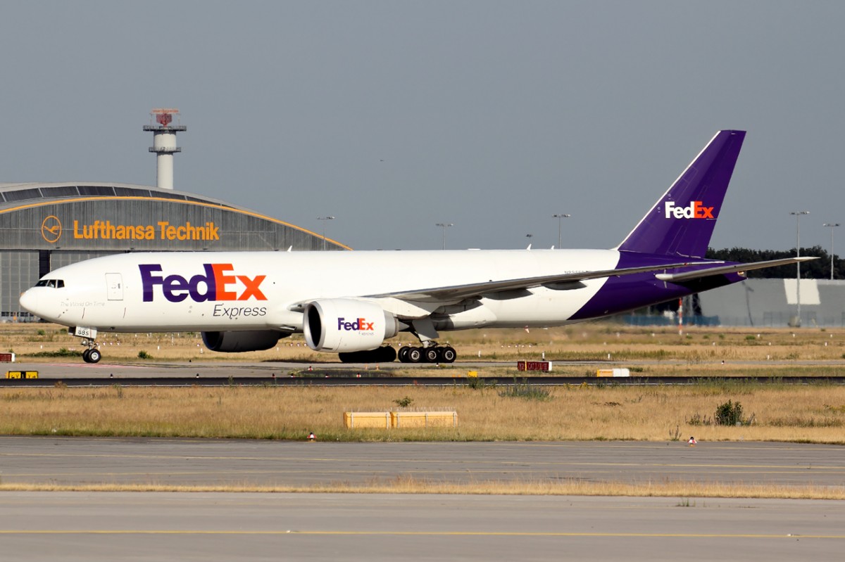 FedEx N885FD rollt zur Parkposition in Frankfurt 17.6.2015