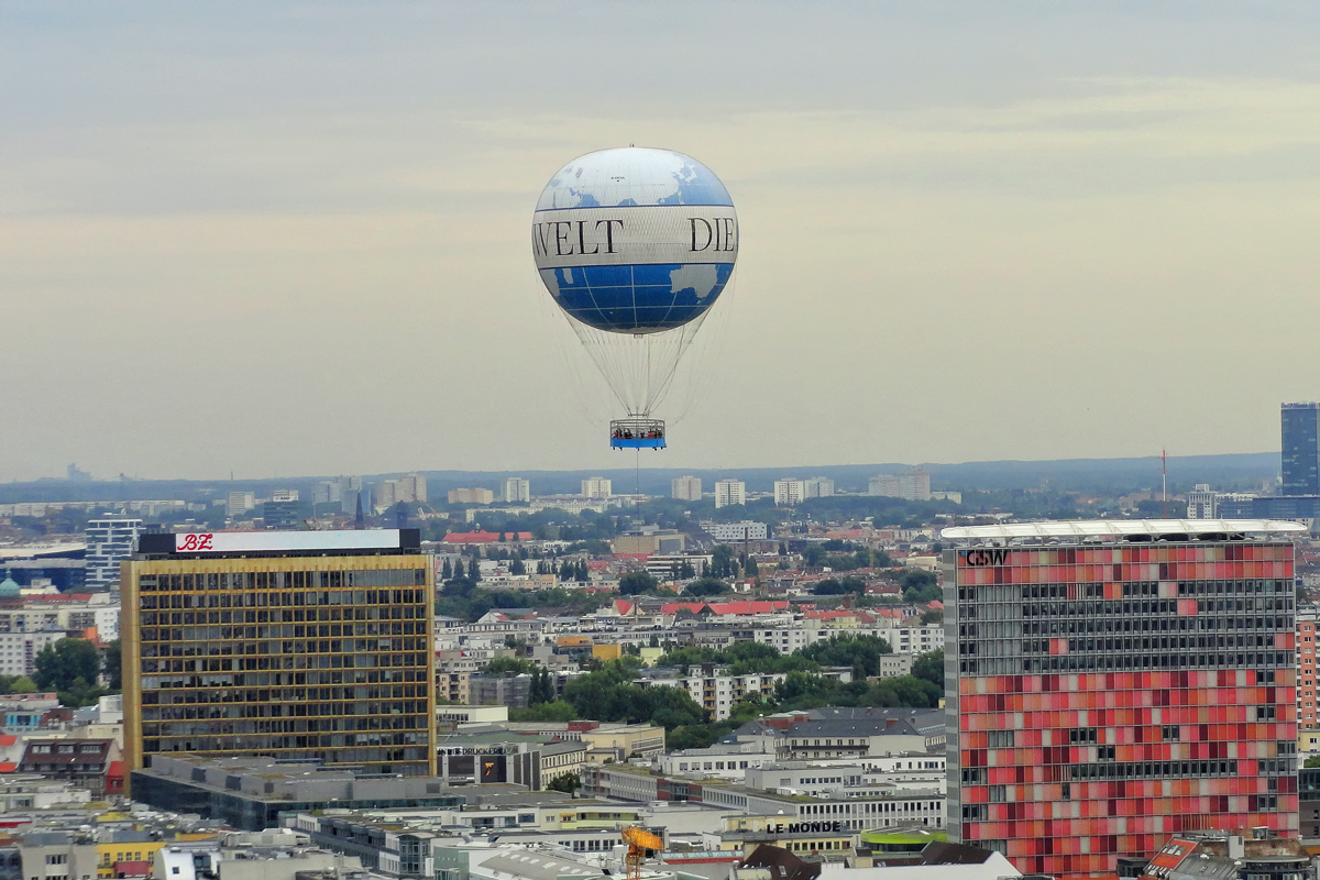 Fesselballon (D-OCUL) mit Aussichtsplattform über Berlin. - 26.08.2015