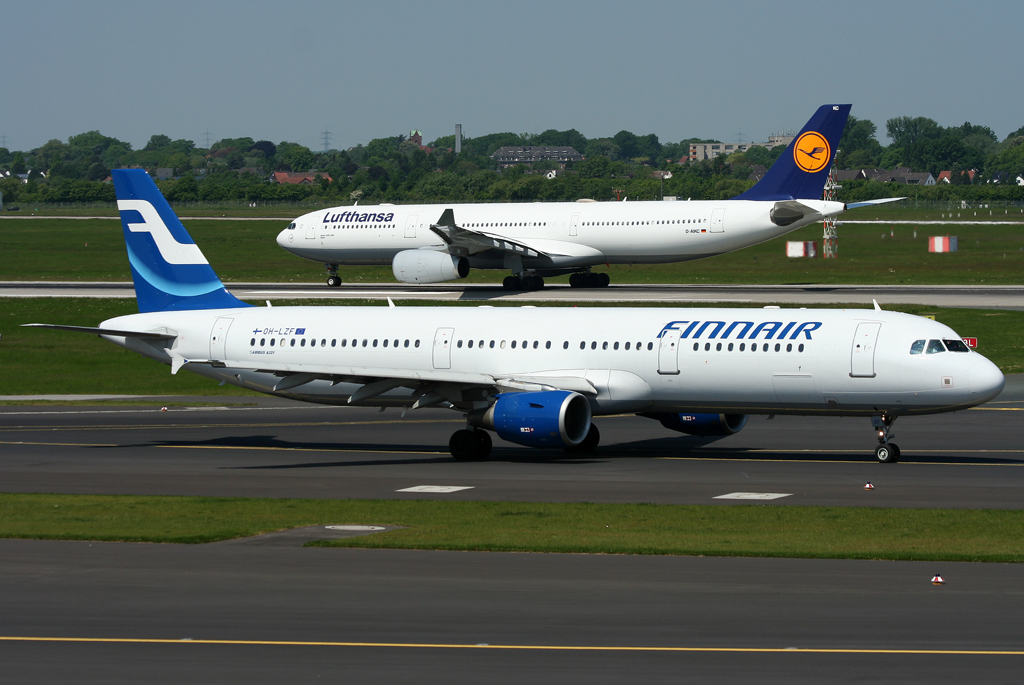 Finnair A-321 OH-LZF auf dem Taxiway und Lufthansa A330-300 D-AIKC auf der 23l in DUS / EDDL / Düsseldorf am 24.05.2010