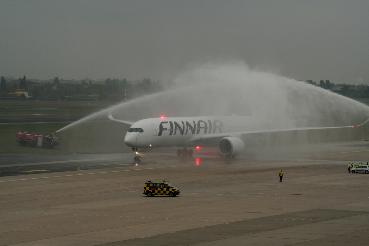 Finnair A 350-941 OH-LWA bei der Begrung in Berlin-Tegel am 13.10.2015