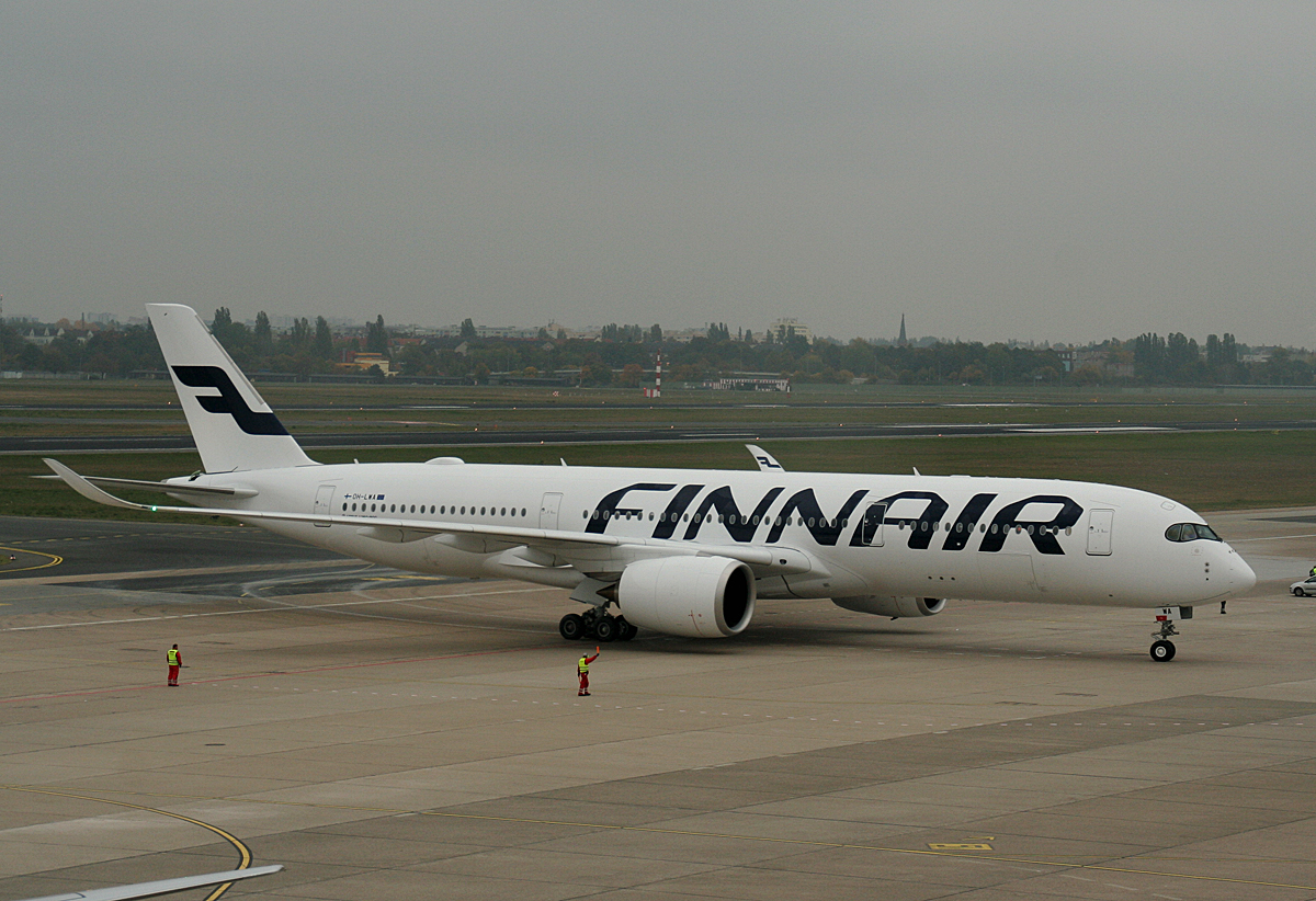 Finnair A 350-941 OH-LWA  bei der Ankunft in Berlin-Tegel am 13.10.2015
