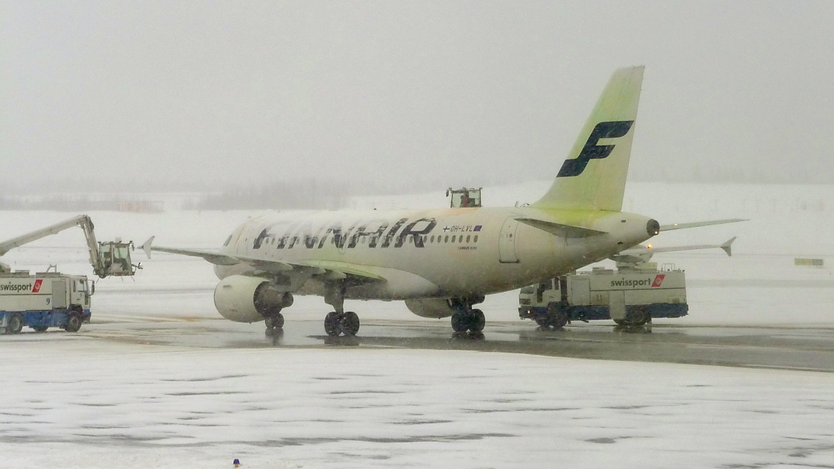 Finnair A319, OH-LVL, beim Enteisen am Flughafen Helsinki-Vantaa, 4.3.13