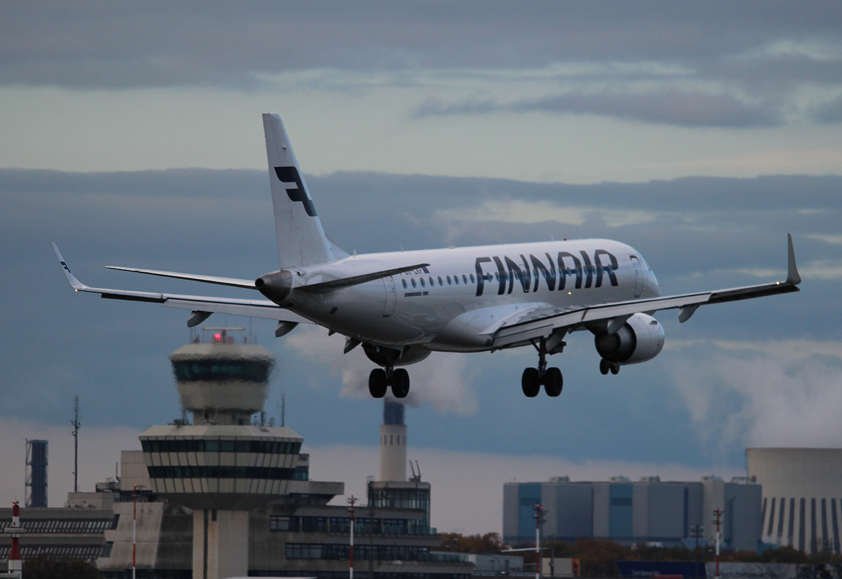 Finnair ERJ-190-100LR OH-LKF bei der Landung in Berlin-Tegel am 09.11.2013