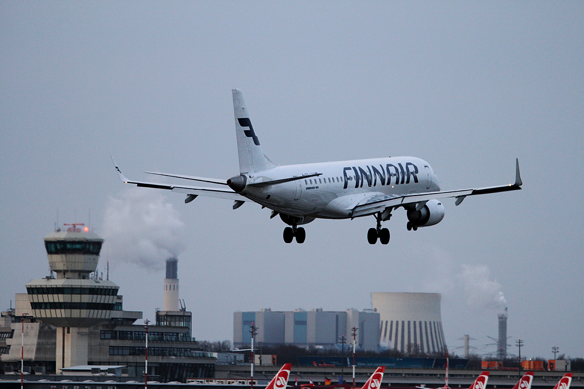 Finnair ERJ-190-100LR OH-LKK bei der Landung in Berlin-Tegel am 03.01.2015