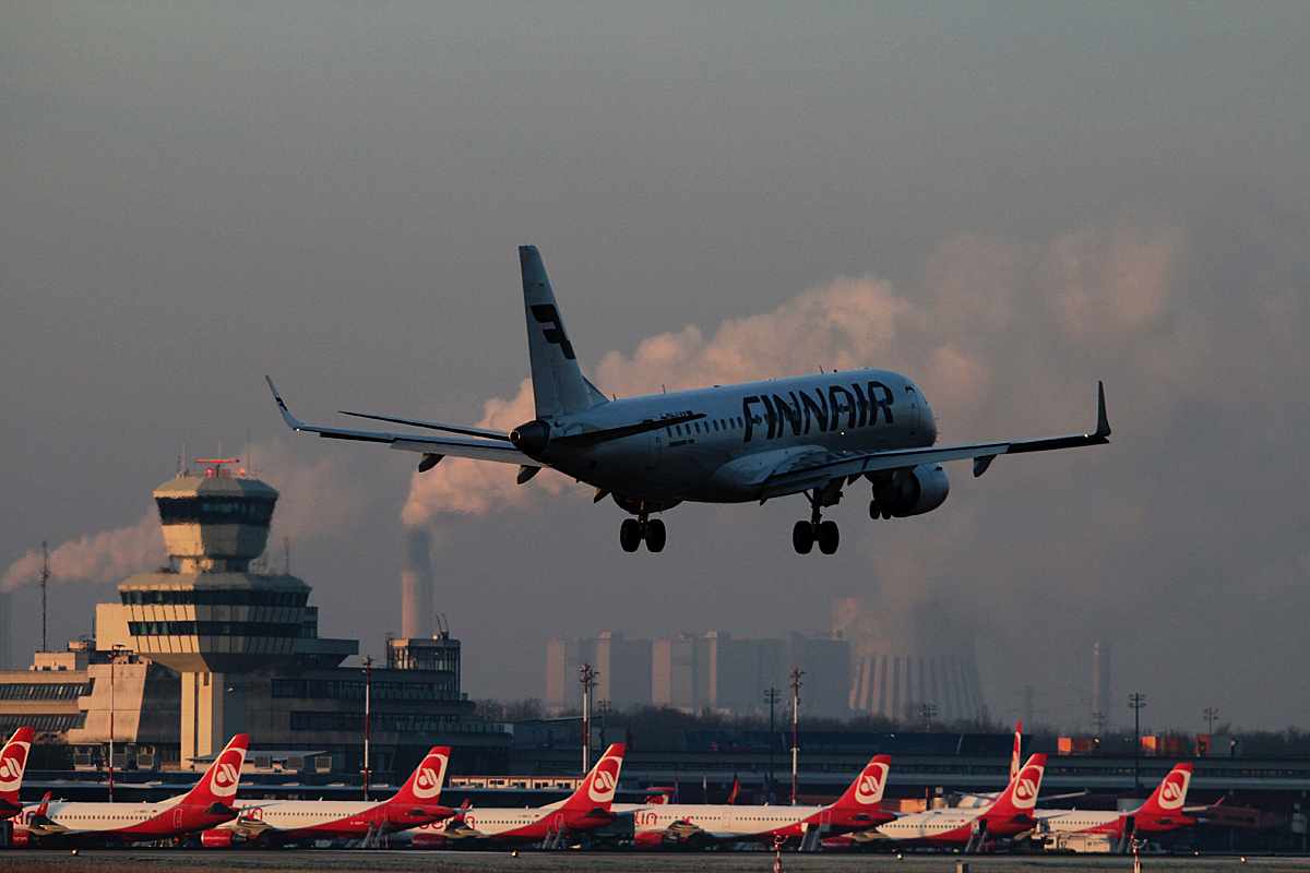 Finnair ERJ-190-100LR OH-LKK bei der Landung in Berlin-Tegel am 18.01.2015