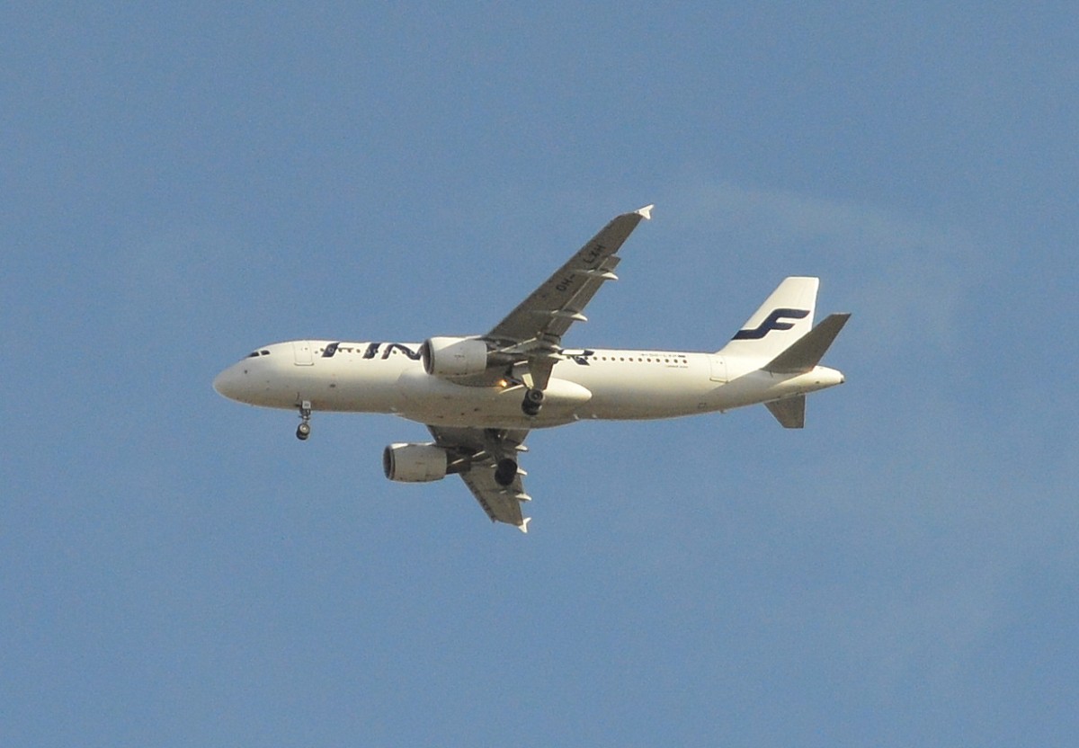 Finnair mit Airbus A320-214 (OH-LXH) beim Landeanflug Flughafen Berlin-Tegel am 14.04.15 über Berlin-Pankow.