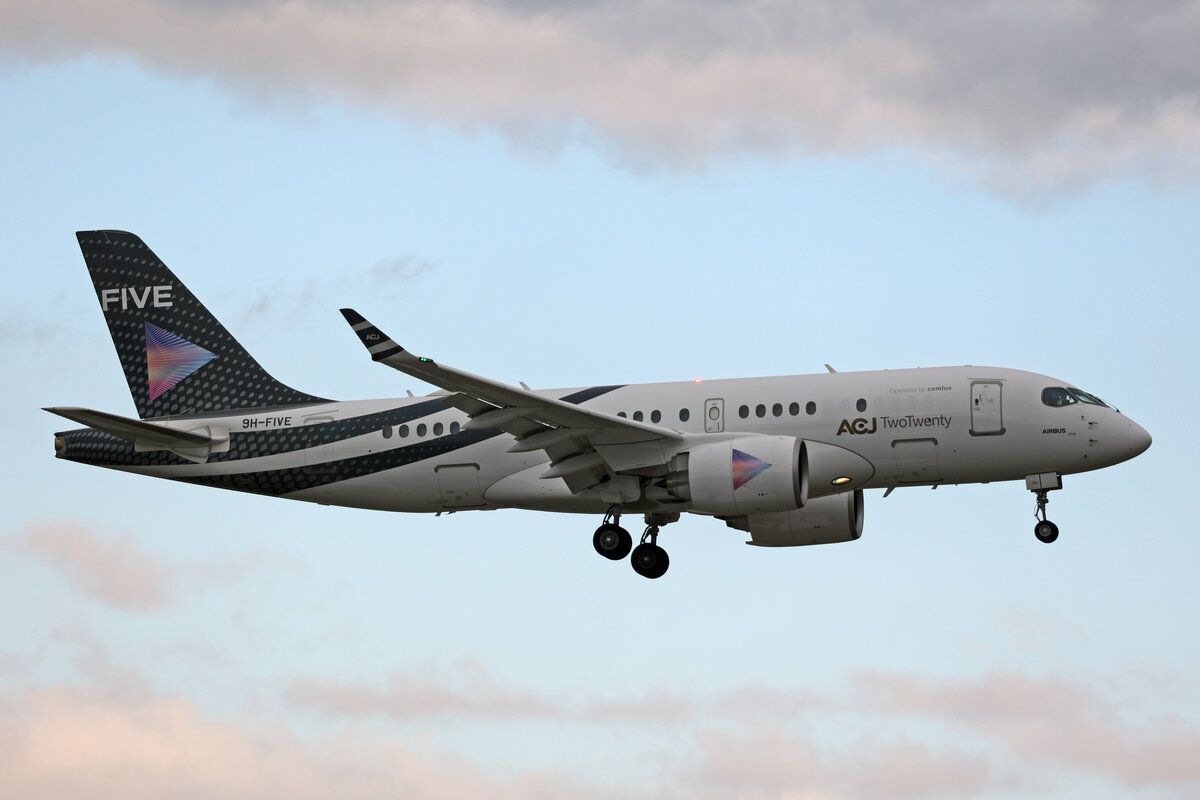 FIVE Holdings (Operated by Comlux Aviation Malta), 9H-FIVE, Airbus A220-171ACJ, msn: 50062, 15.Januar 2024, ZRH Zürich, Switzerland.