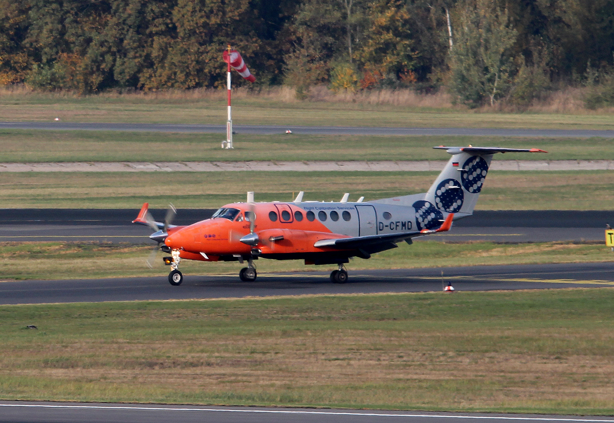 Flight Calibration Servive Beech B 300 Super King Air 350 D-CFMD bei der Ankunft in Berlin-Tegel am 19.10.2013