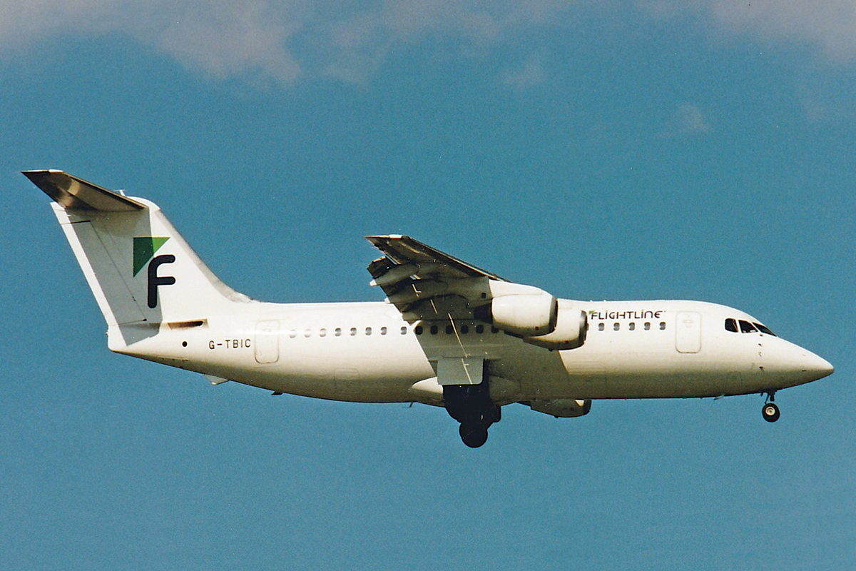 Flightline, G-TBIC, BAe 146-200, msn: E2025, Juli 2000, ZRH Zürich, Switzerland. Scan aus der Mottenkiste.
